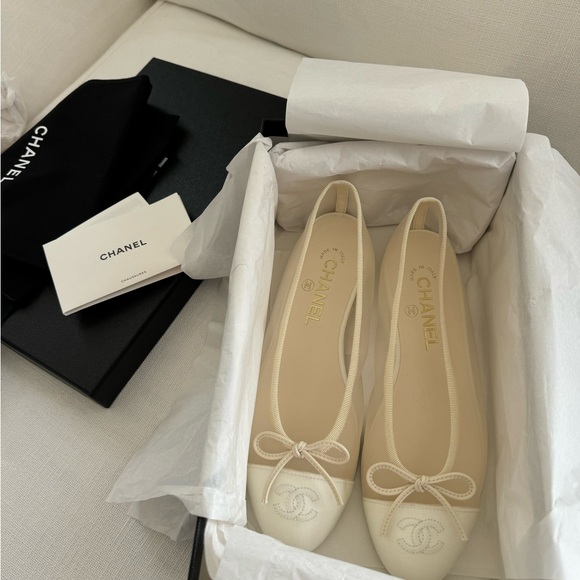 CHANEL Cream and Ivory Cap-Toe Ballet Flats - Picture 4 of 12